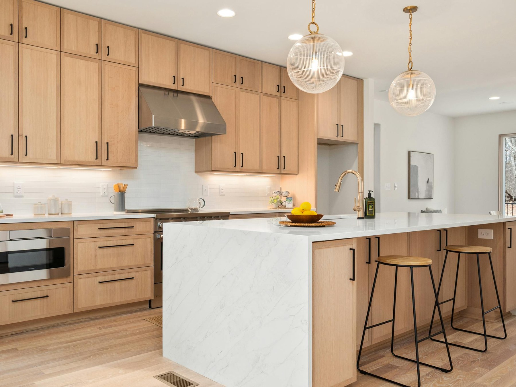 Scandinavische eikenhouten keuken met marmer-eiland