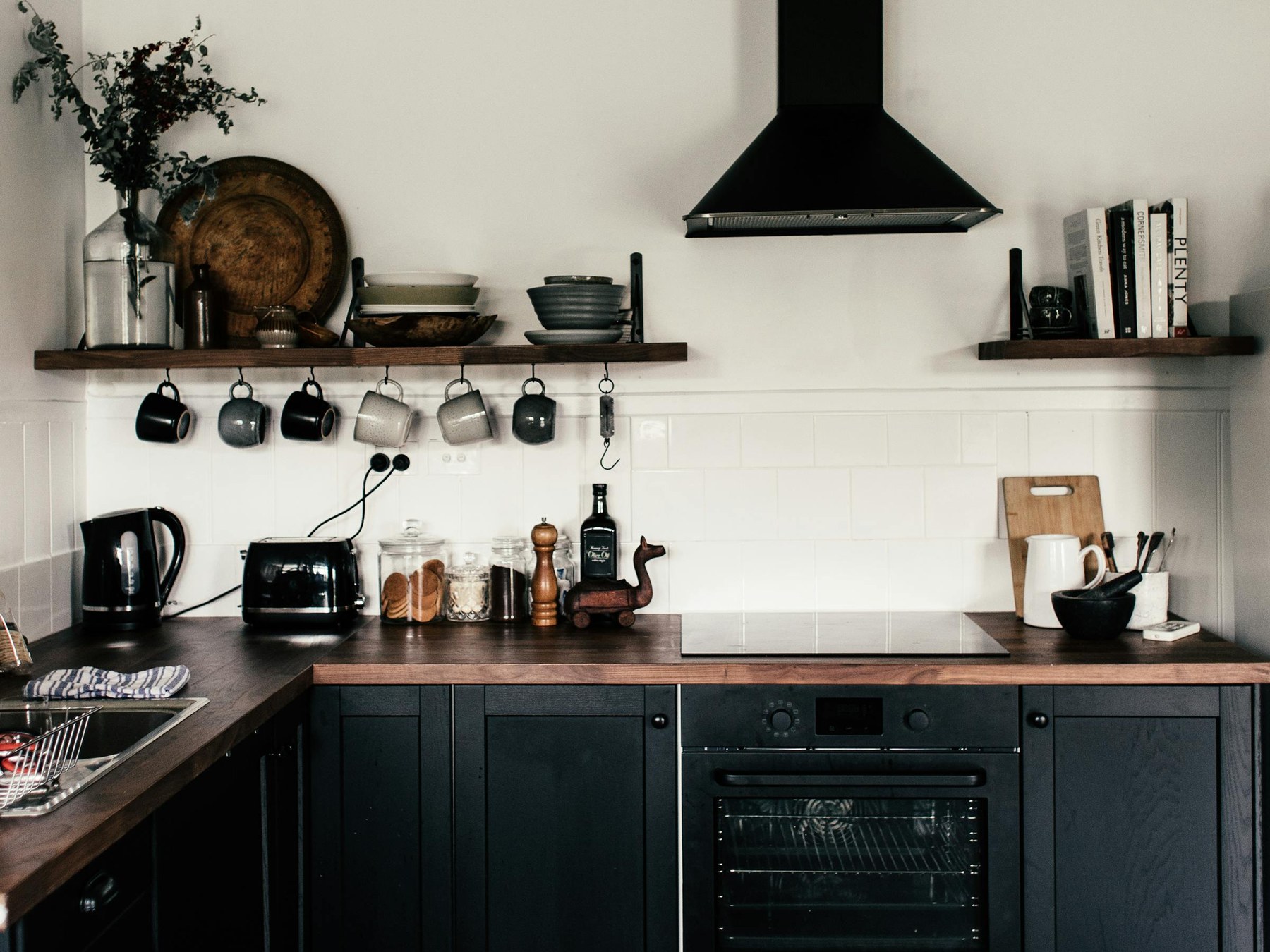 Loft industriële keuken met zwarte panel-fronten en eiken blad