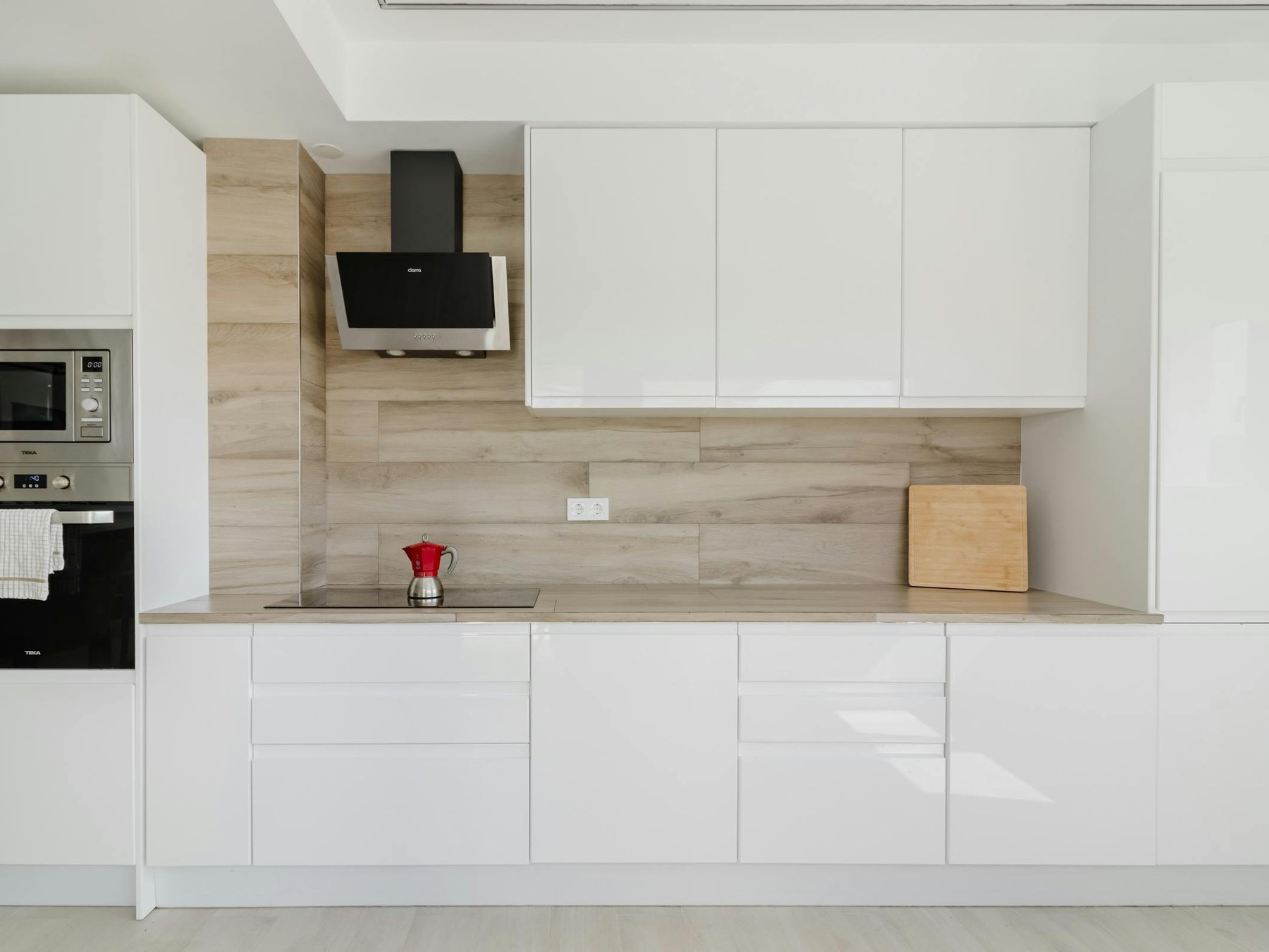 Strak moderne maatwerk keuken met witte handleless fronten