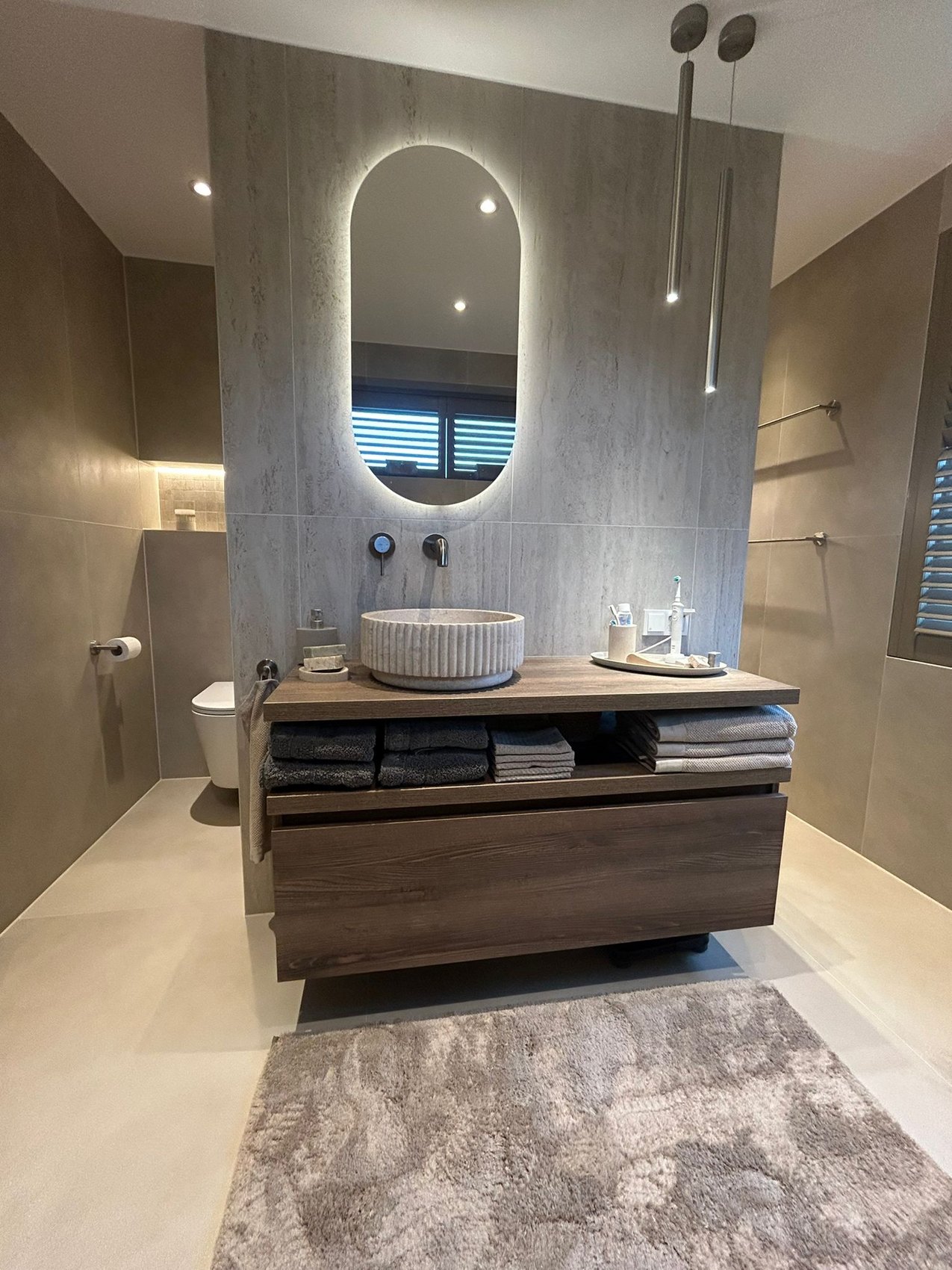 Badkamer Alkmaar, travertijnlook met natuurstenen waskom
