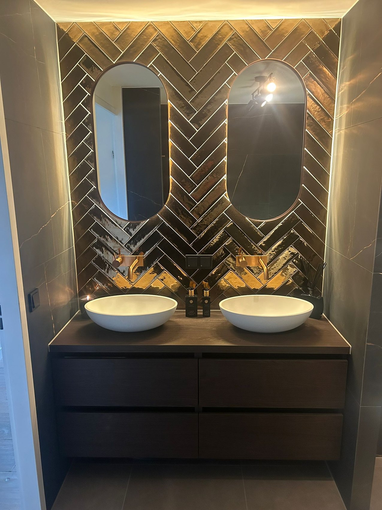 Badkamer Amsterdam, donker marmer met goud accent