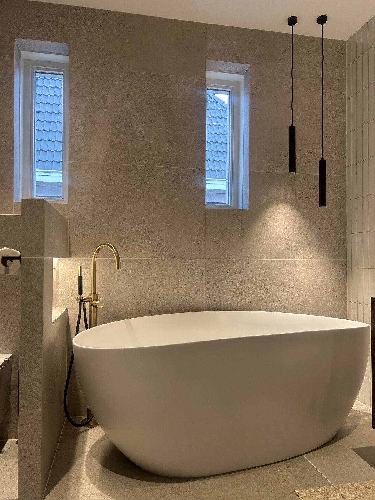 Badkamer Maarssen, vrijstaand bad in zachte beige Japandi-stijl