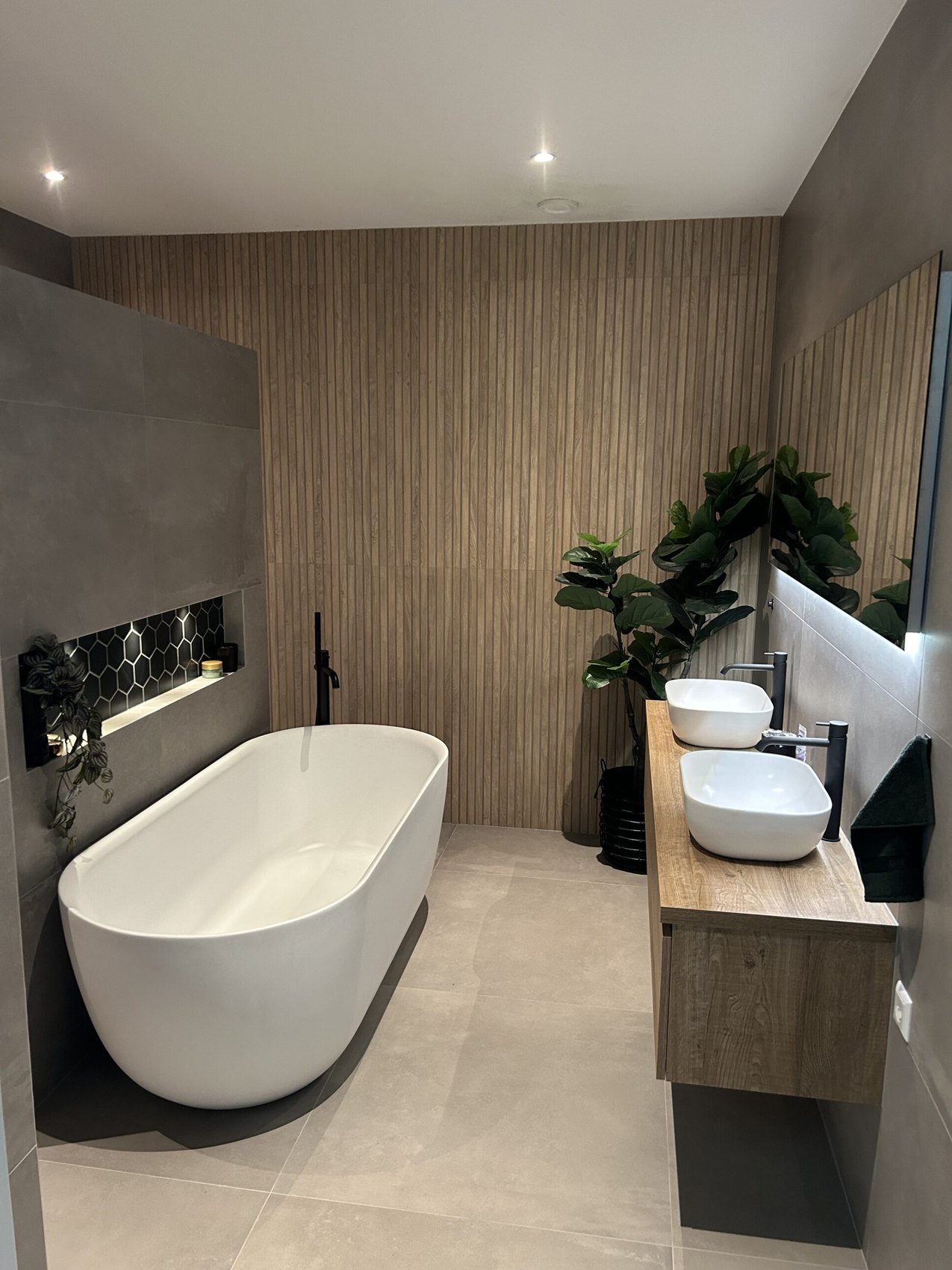 Badkamer Utrecht, beton-look met houten lamellen