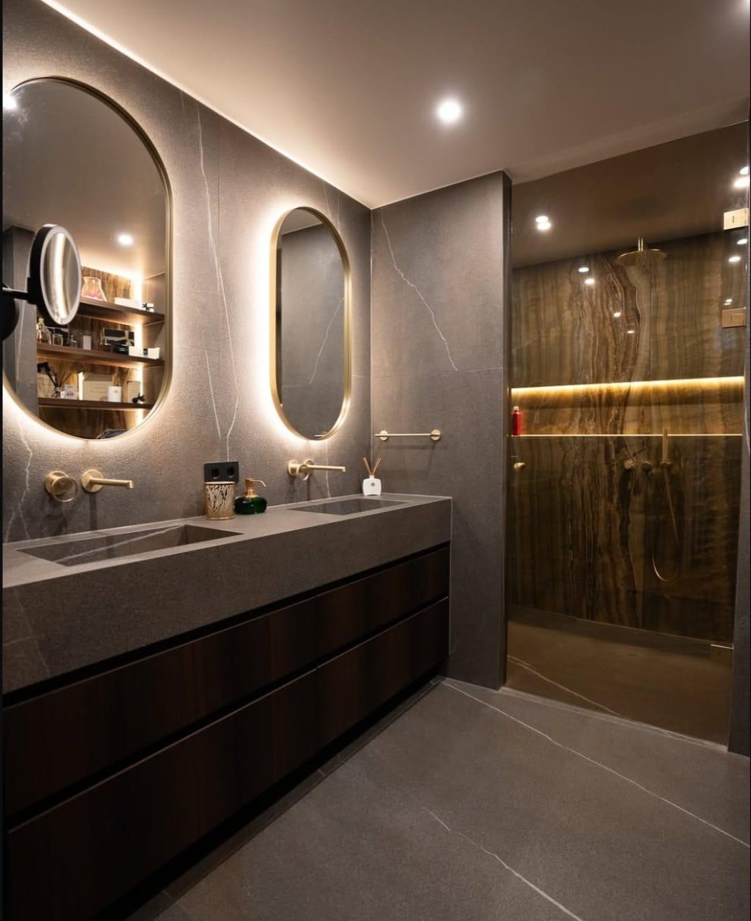 Badkamer Wassenaar, grijs marmer met backlit onyx