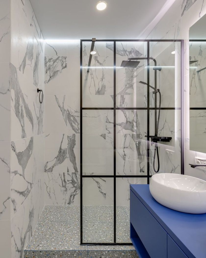 Inspiration: walk-in shower with steel-framed glass screen