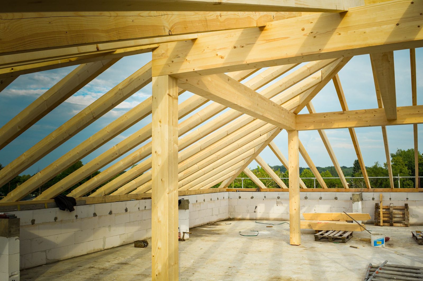 Sfeerbeeld houten kapconstructie van een opbouw, foto 1 van 3