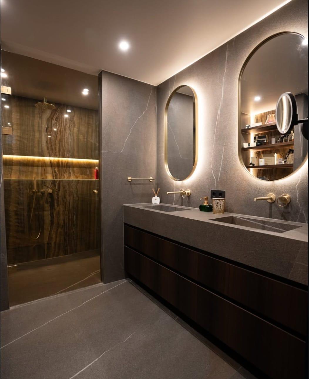 Onyx douchewand met grijs marmer en messing detail