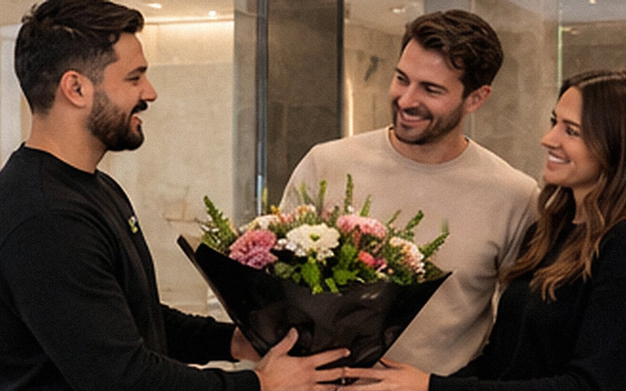 Kyrylo overhandigt bloemen bij de oplevering