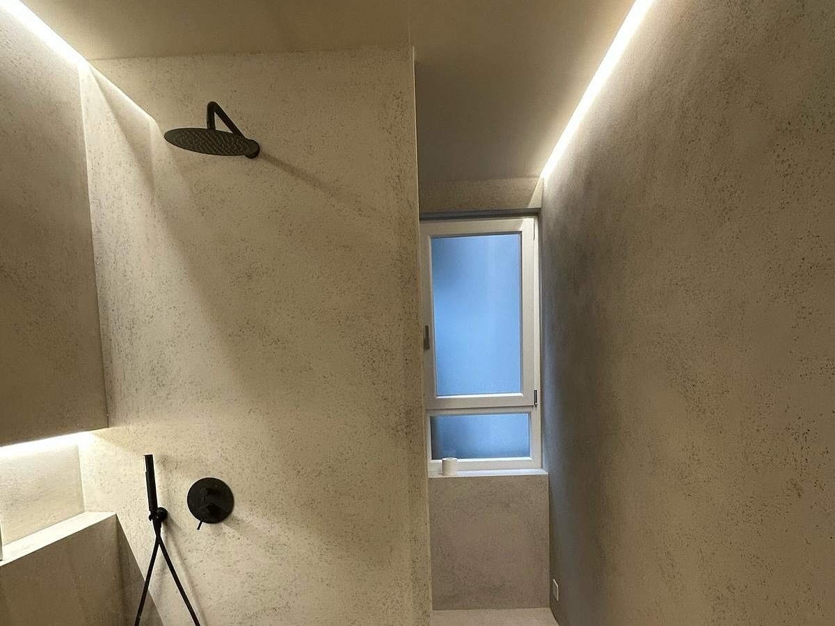 Microcement, naadloze douche-afwerking met zwarte details